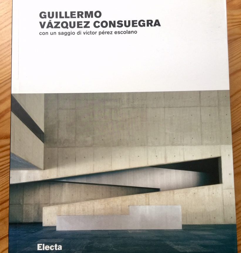 GUILLERMO VÁZQUEZ CONSUEGRA. Con un saggio di Víctor Pérez Escolano. (Italian). 