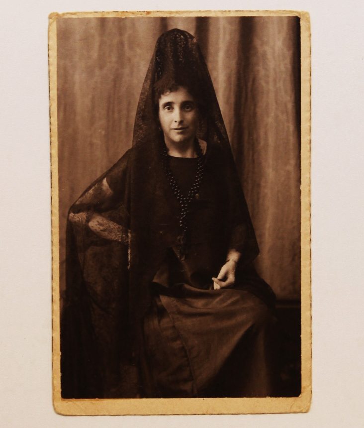 FOTOGRAFIA POSTAL ANTIGUA SEÑORA DE NEGRO CON MANTILLA. Estudio Castellano, Sevilla
