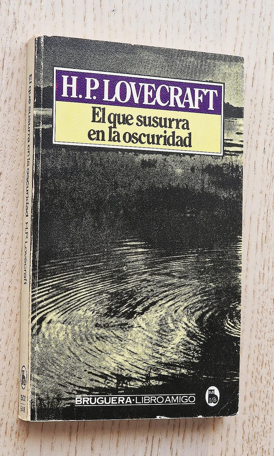 EL QUE SUSURRA EN LA OSCURIDAD
